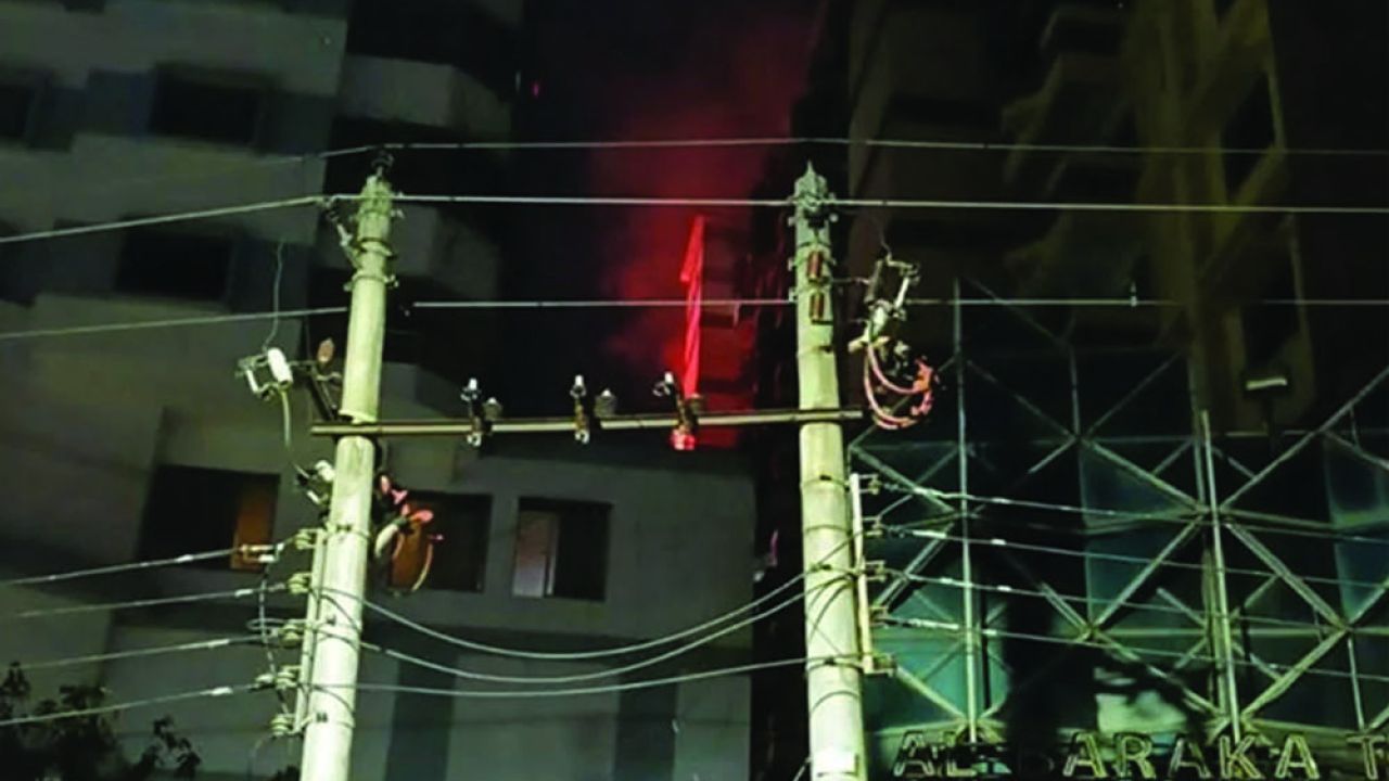 নিয়ন্ত্রণে এসেছে কাঁটাবনের আবাসিক ভবনের আগুন