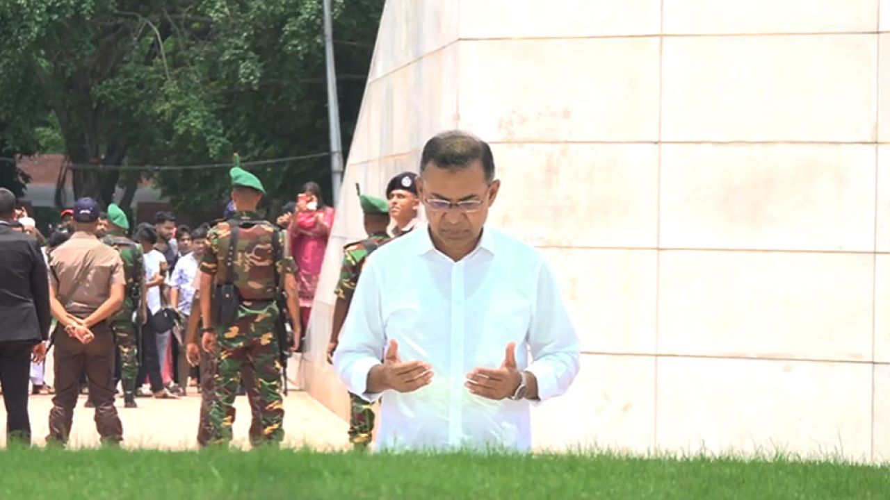 দেশে ফিরেই মা-বাবার কবর জিয়ারত করলেন প্রধানমন্ত্রী 