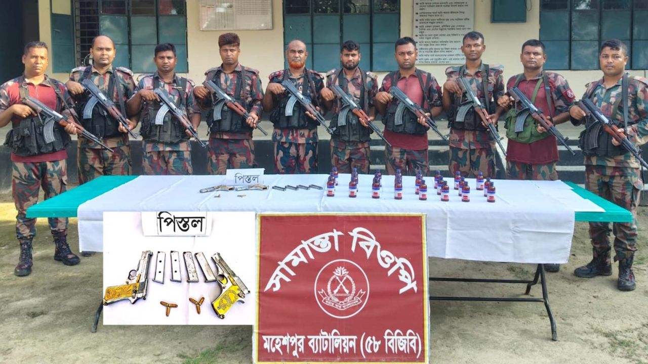 সীমান্তে ঝোপের আড়ালে মিলল ব্যাগভর্তি পিস্তল ও গুলি