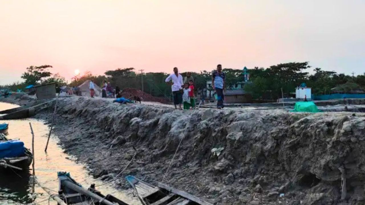 সাতক্ষীরায় বাঁধে ৪০ ভাঙন, লোনাজলের আতঙ্কে উপকূল