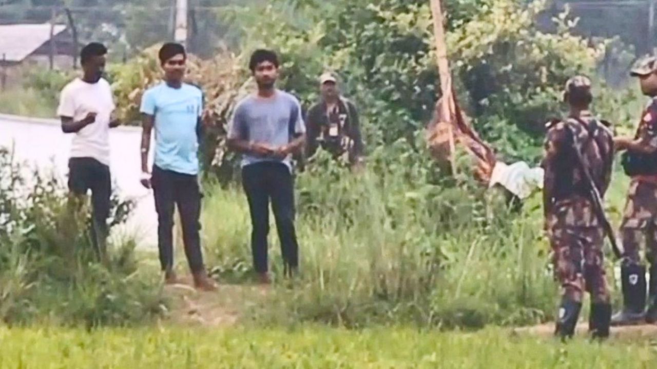 ১৫ দিন খোলা আকাশের নিচে ৩ যুবক