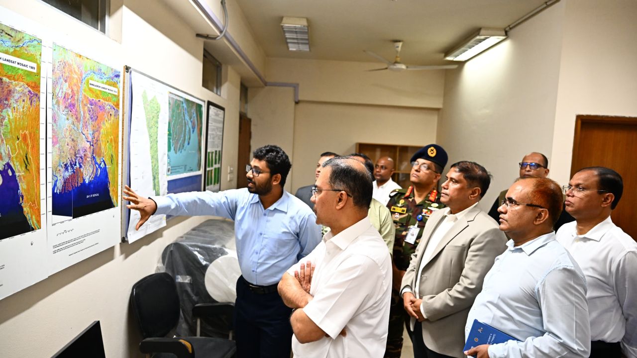 মহাকাশ গবেষণা প্রতিষ্ঠান ‘স্পারসো’ পরিদর্শনে প্রধানমন্ত্রী 