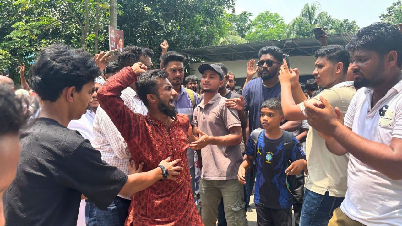 দোহারে ‘ভুতুড়ে বিলের’ প্রতিবাদে পল্লী বিদ্যুৎ অফিস ঘেরাও