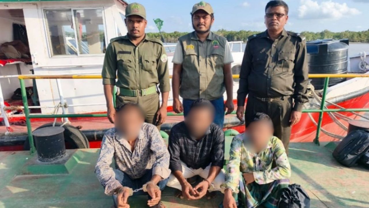 সুন্দরবনে নিষেধাজ্ঞা অমান্য করে মাছ শিকার, ৩ জেলে আটক