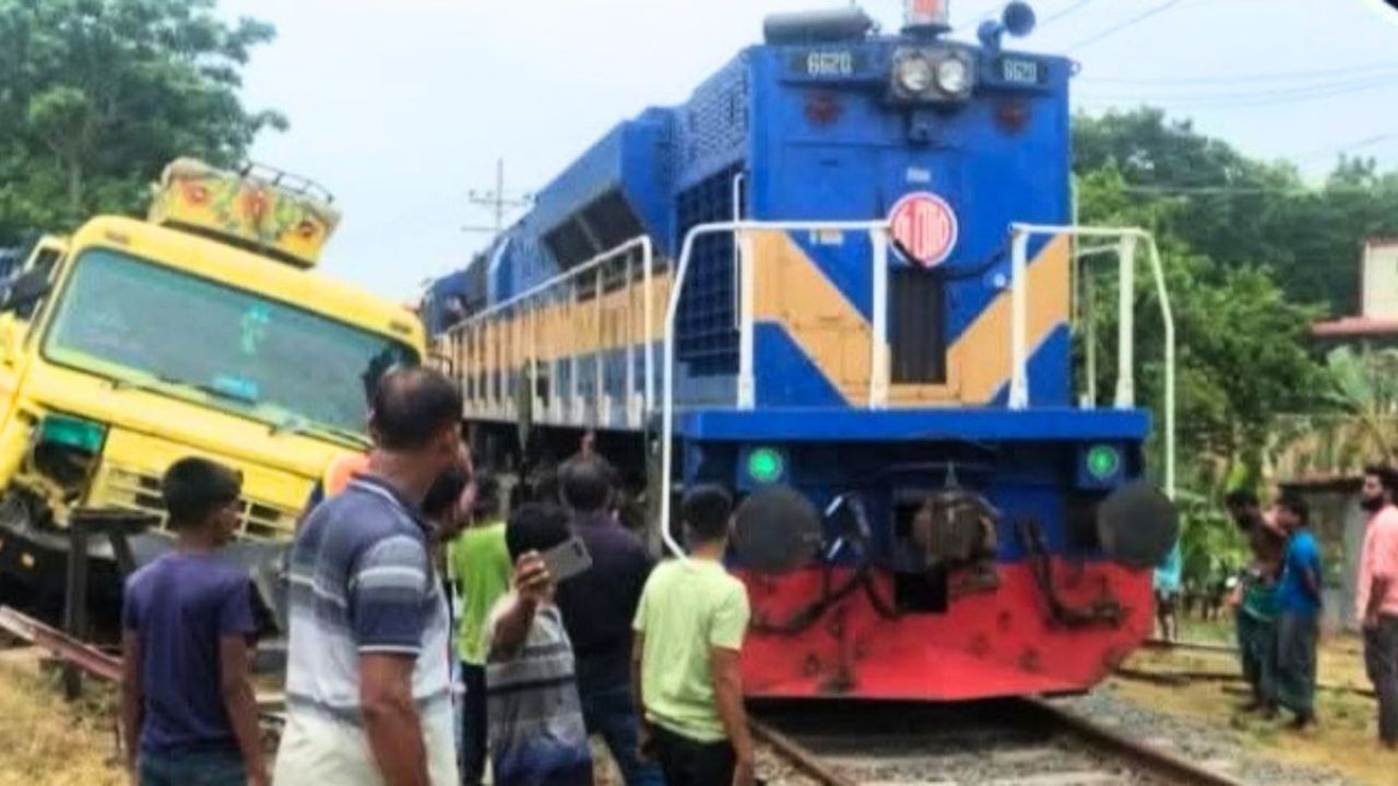 হেলপারের ঘুমে রেললাইনে ট্রাক, বন্ধ ছিল ট্রেন