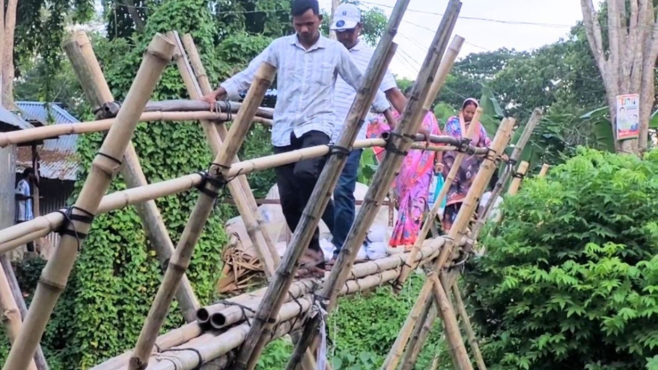 ৫ বছর ধরে সেতু নেই, ১৫ গ্রামের মানুষের ভরসা বাঁশের সাঁকো