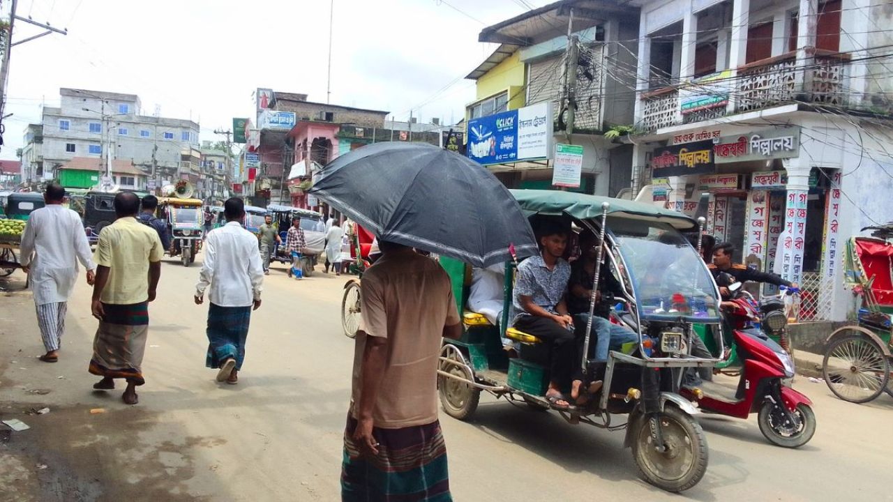 আকাশ থেকে আগুন ঝরছে, অতিষ্ঠ জনজীবন