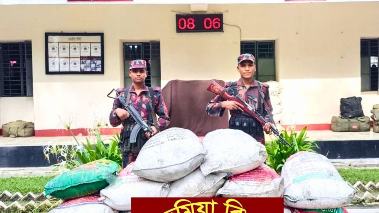 মিয়ানমারে পাচারকালে সার ও নৌকা জব্দ