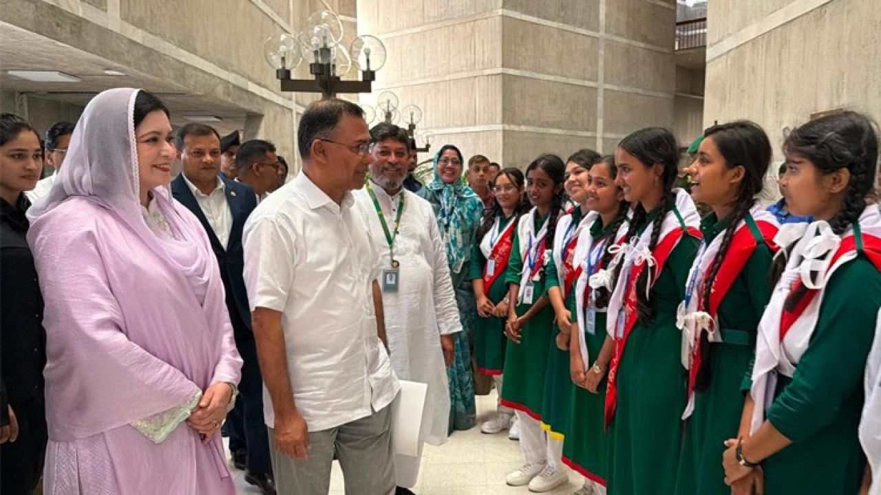 শিক্ষার্থীদের খেলাধুলা ও সৃজনশীল কার্যক্রমে যুক্ত থাকার পরামর্শ প্রধানমন্ত্রীর