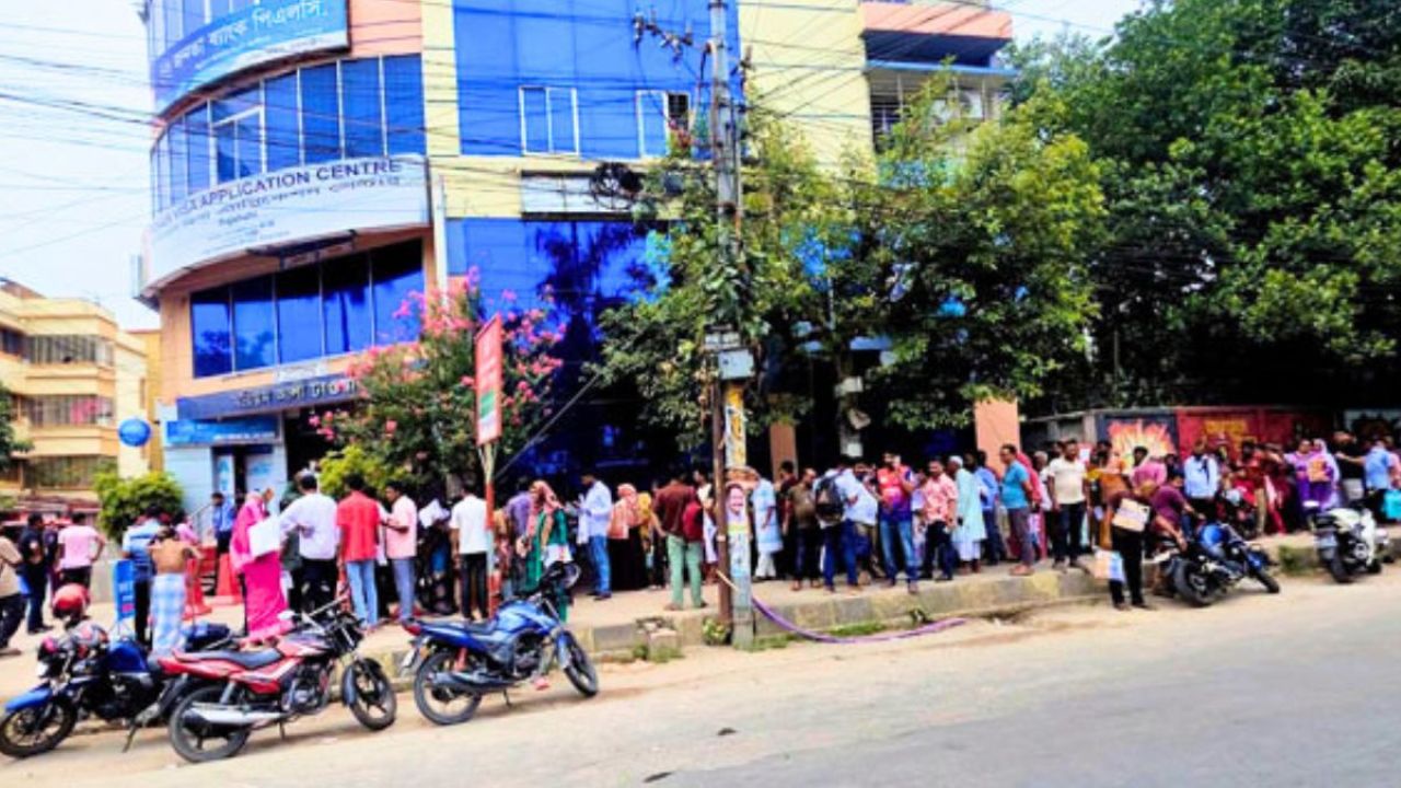 ভারতীয় ভিসা পেতে রাজশাহীতে দীর্ঘ লাইন
