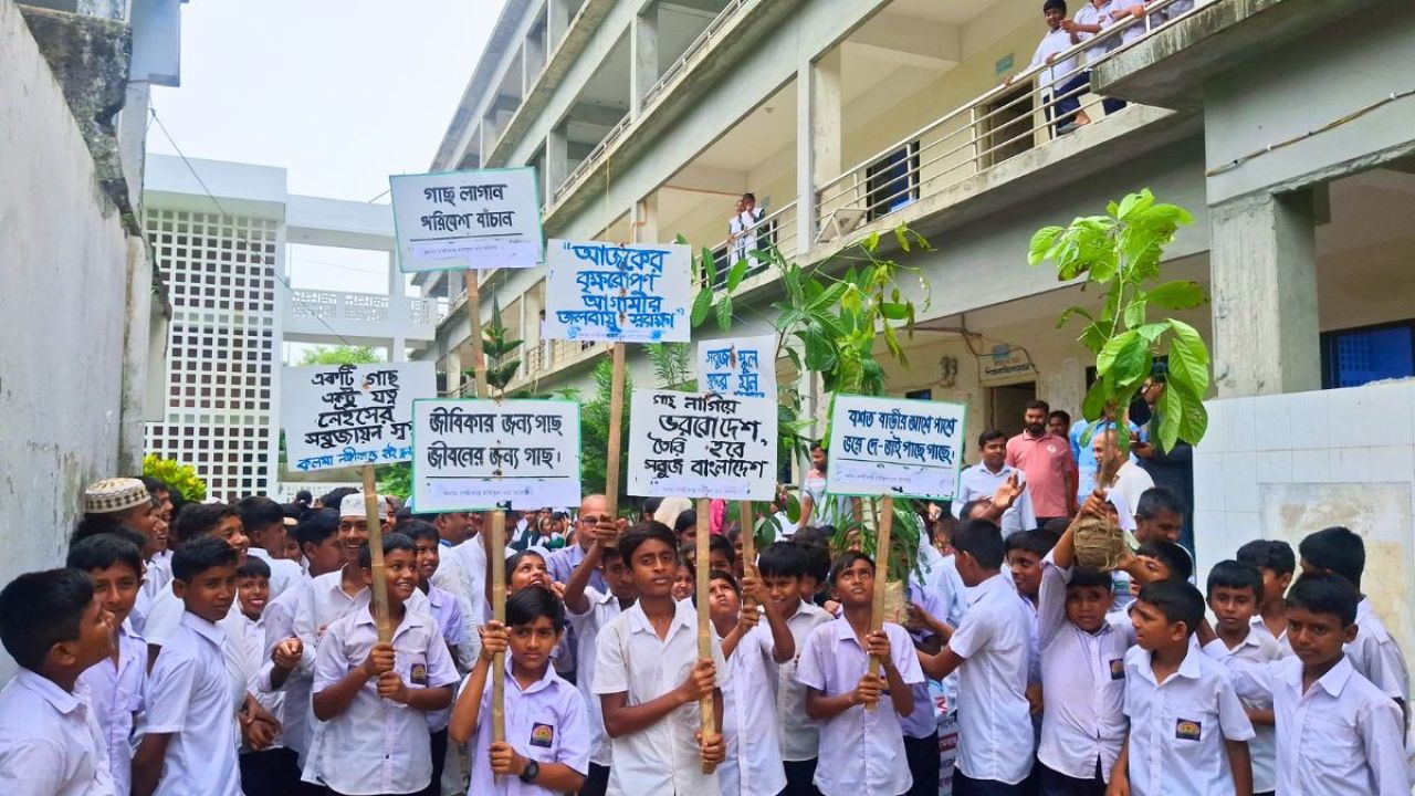 লৌহজংয়ে ‘ওয়ান চাইল্ড ওয়ান ট্রি’ কর্মসূচিতে বৃক্ষরোপণ