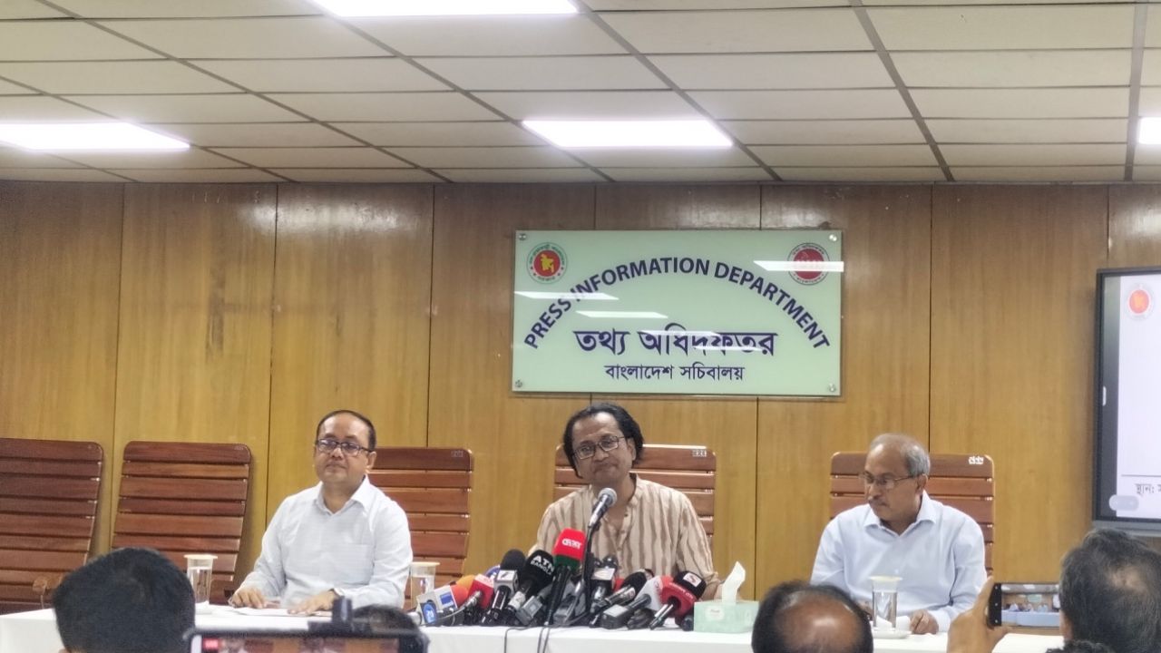 কালেমা লেখা পতাকা উত্তোলনের পেছনের পরিকল্পনা খতিয়ে দেখছে সরকার: তথ্য উপদেষ্টা