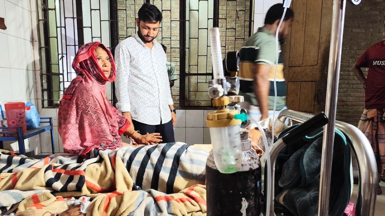 বৃষ্টির মধ্যে সুপারি গাছ কাটায় মহাবিপদ