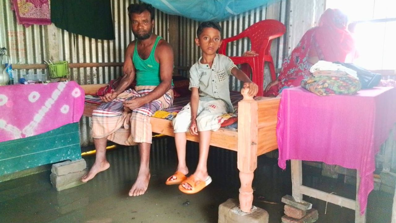 ‘দুদিন হলো ঘরের ভেতর পানি, চুলা জ্বলছে না’