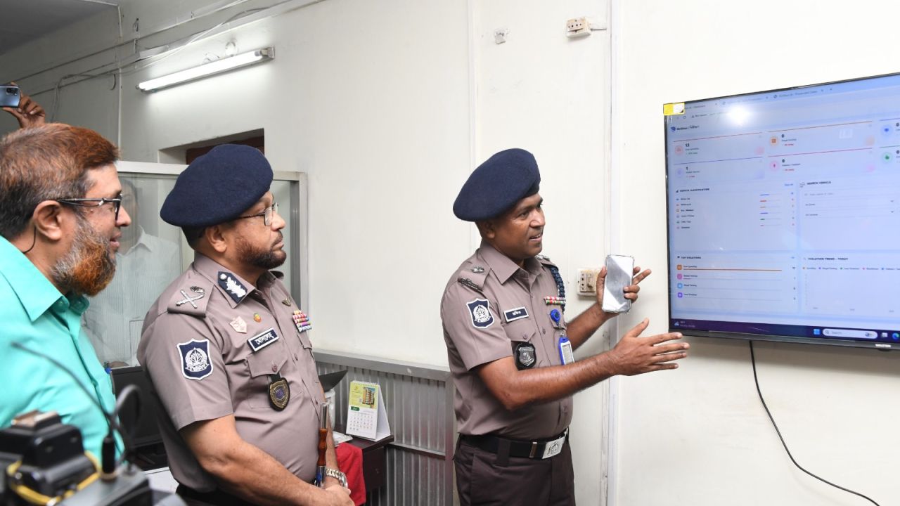 শেরেবাংলা নগরে এআই ক্যামেরায় ট্রাফিক মামলা শুরু