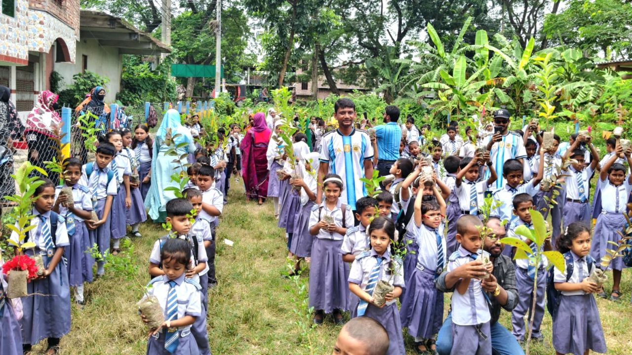 শিক্ষার্থীদের হাতে প্রিয় ফুটবল দলের গাছের চারা
