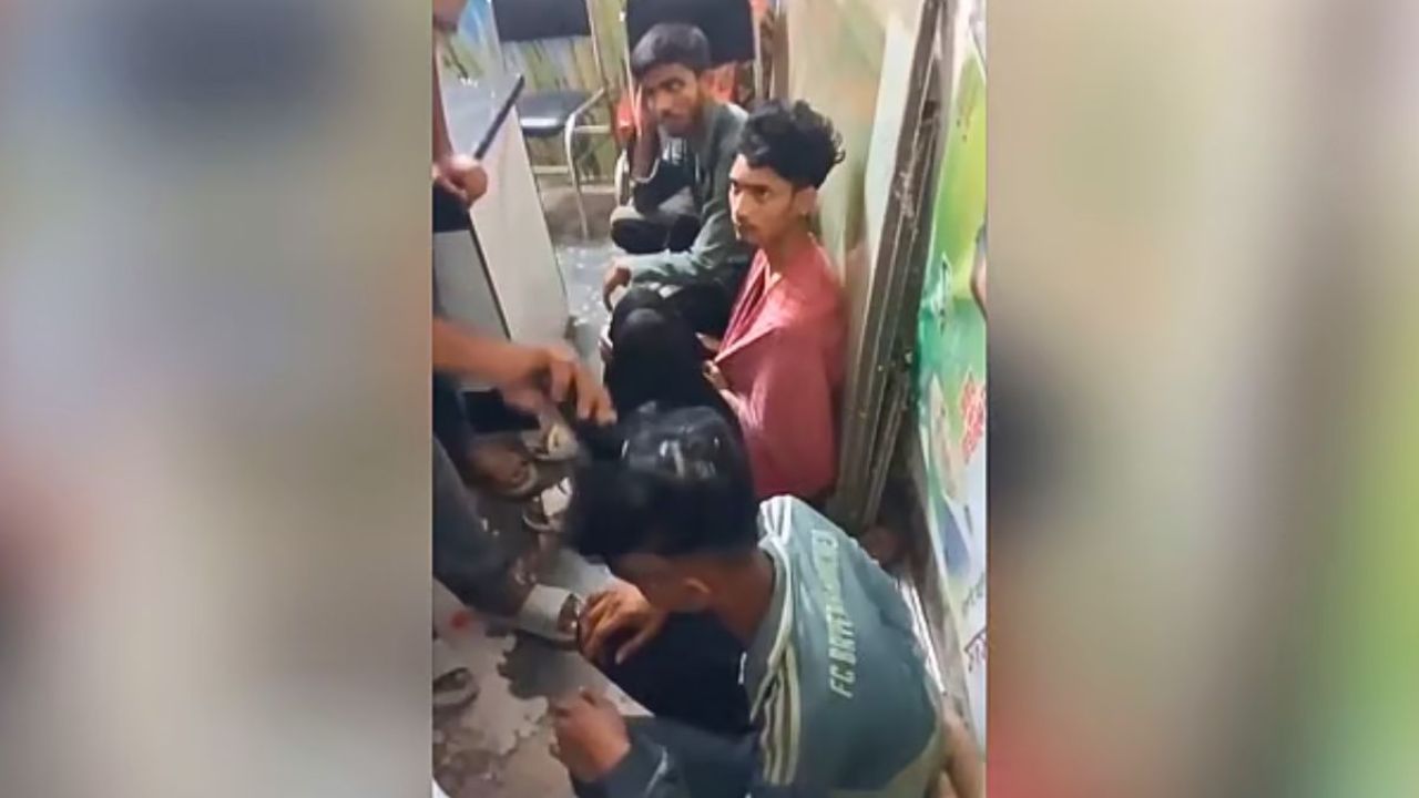 চুরির অভিযোগে যুবদল নেতার কার্যালয়ে ৪ যুবককে মধ্যযুগীয় কায়দায় সাজা