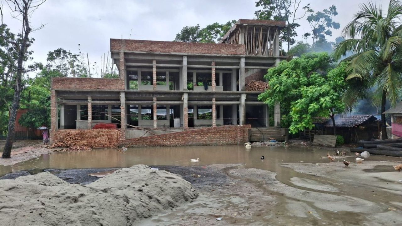কাজ বাকি রেখেই বিল তুললেন ঠিকাদার!