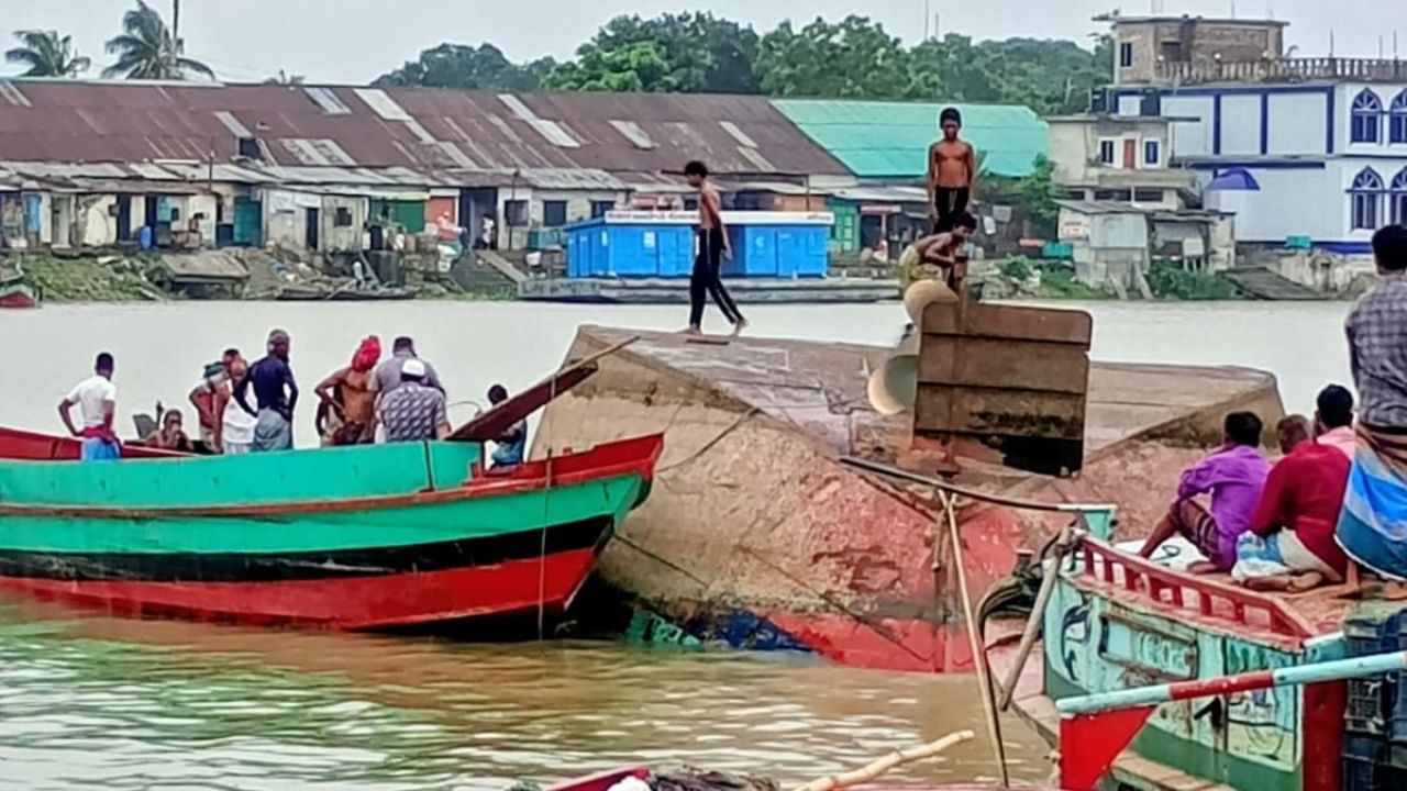 চাঁদপুরে ৫২০০ বস্তা চালবোঝাই ট্রলার ডুবি, প্রাণে বাঁচলেন ৫
