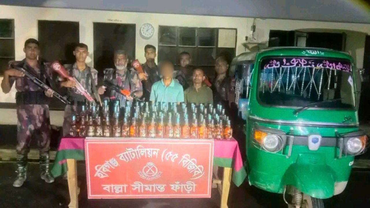 ভারতীয় মদ ও গাঁজাসহ ৩ কারবারি আটক