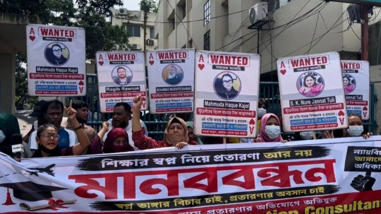 উচ্চশিক্ষার স্বপ্ন নিয়ে প্রতারণা, নজরদারি নেই সরকারের