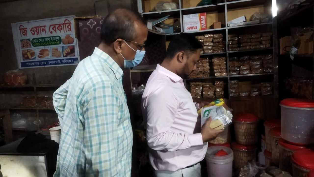 চুনারুঘাটে অস্বাস্থ্যকর পরিবেশে খাদ্য তৈরি, বেকারিকে জরিমানা