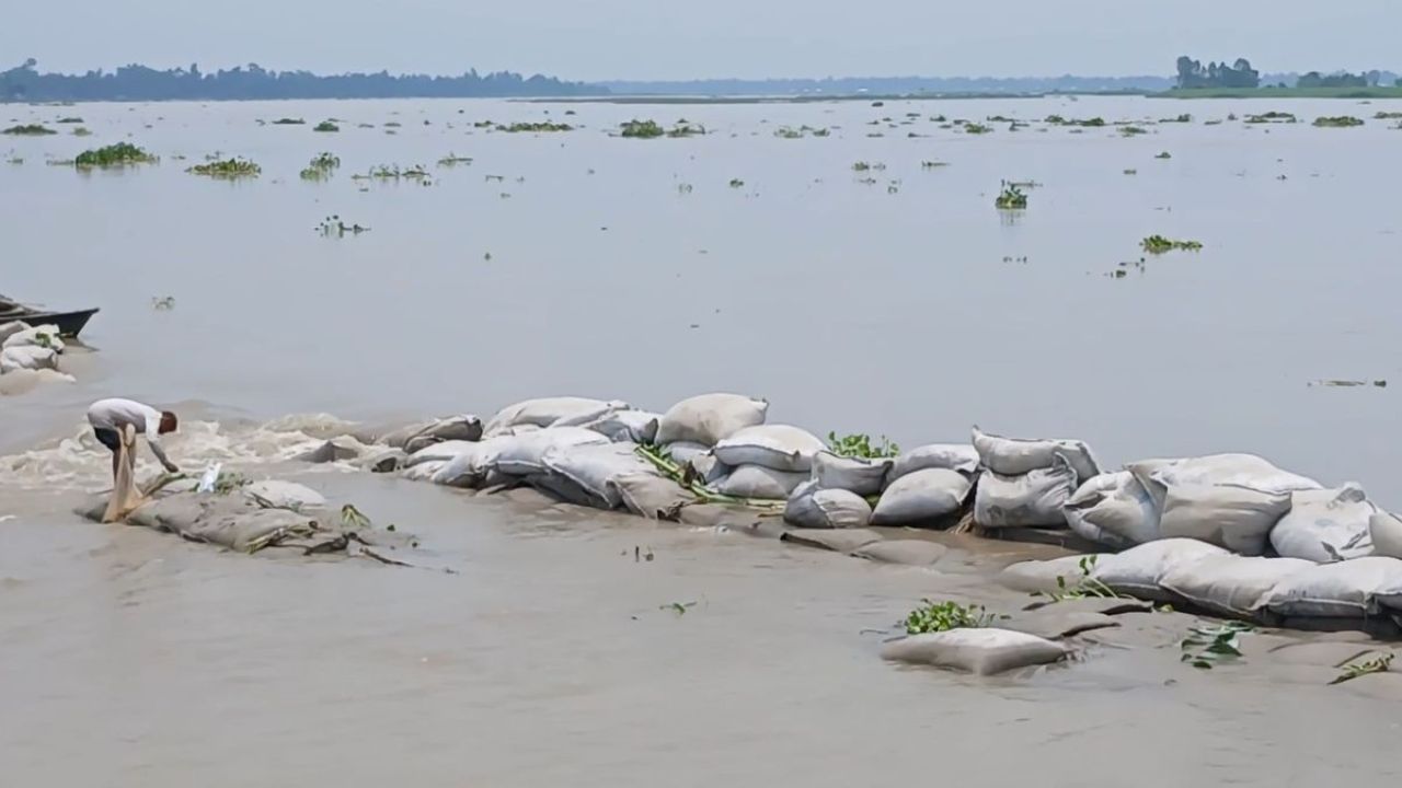 কুড়িগ্রামে পানি কমলেও কমেনি ভোগান্তি