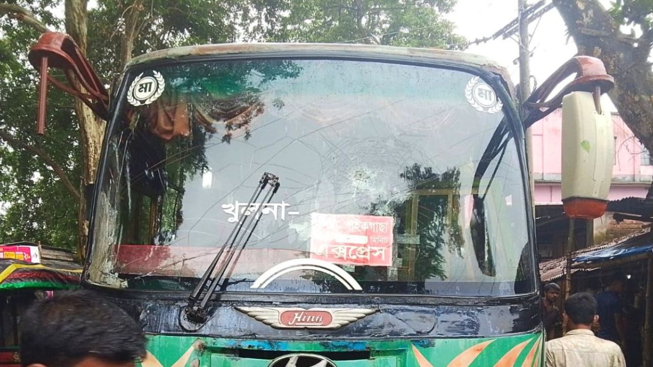 তালায় বাসের ধাক্কায় নিহত স্কুলছাত্র, আহত ১