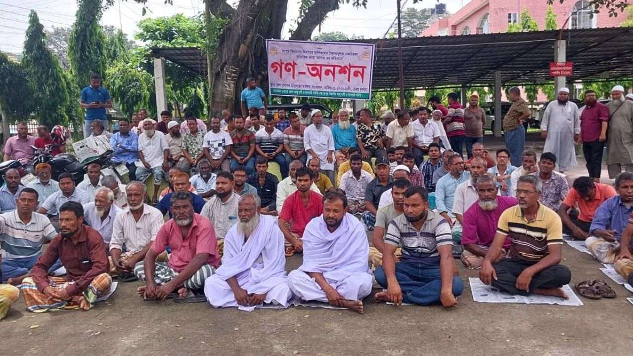 রংপুরে কাফনের কাপড় পরে চাষিদের অনশন