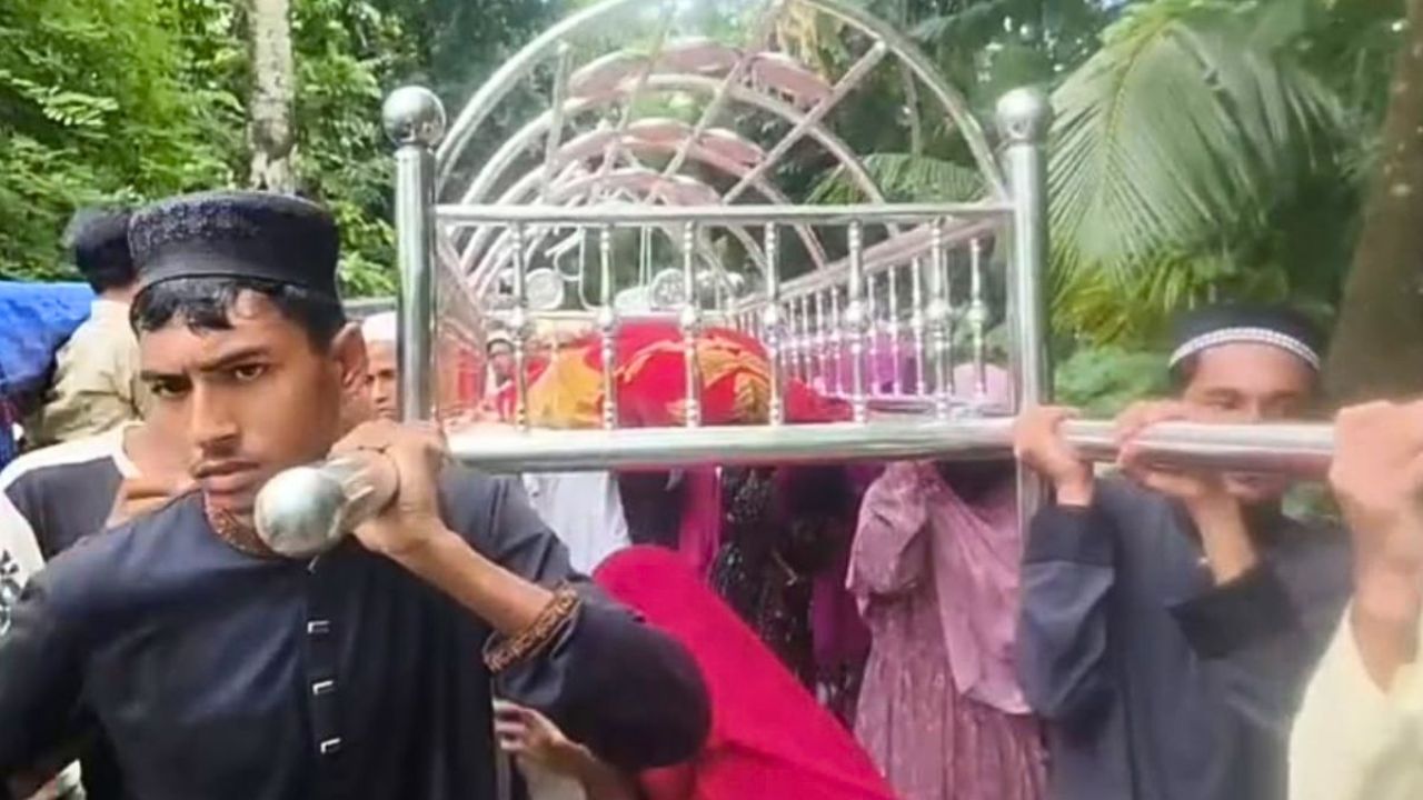 সহপাঠীর মৃত্যুতে শিক্ষার্থীদের সড়ক অবরোধ