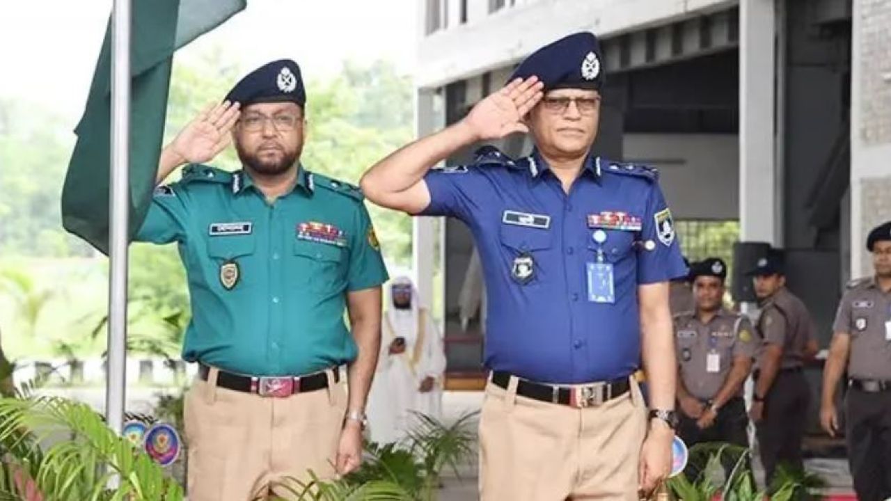 গাঢ় নীল-হালকা জলপাই শার্টে ফিরল পুলিশ