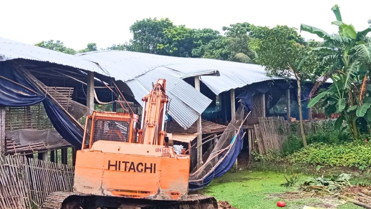 গোয়ালন্দে সরকারি খালে অবৈধ খামার উচ্ছেদ