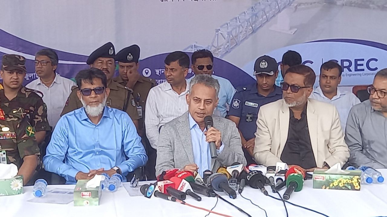 পদ্মা রেল সেতুর নিচে মাটি অপসারণ প্রকল্পেরই অংশ, ঝুঁকি নেই: সেতুমন্ত্রী