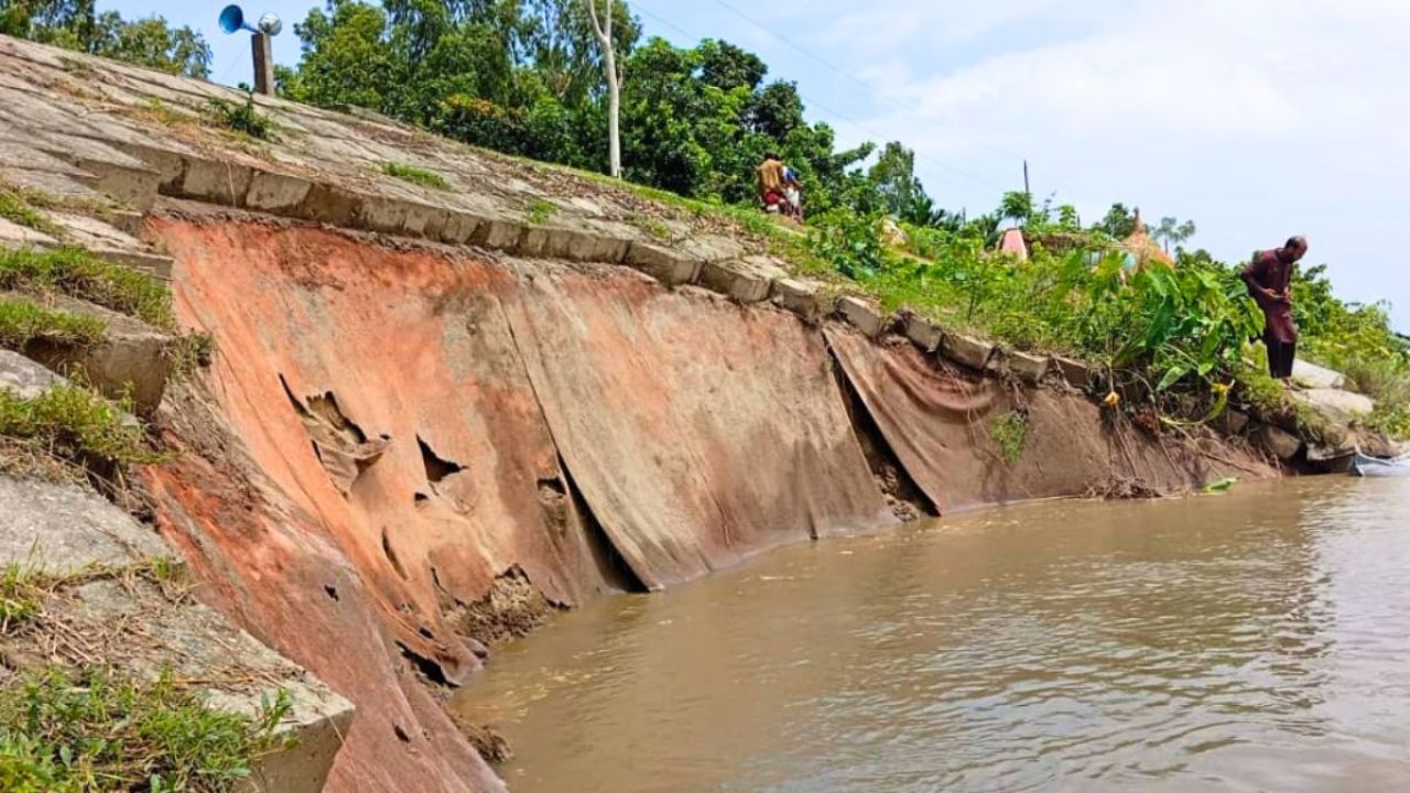 চিলমারীতে ব্রহ্মপুত্রের রক্ষা বাঁধে ধস, আতঙ্কে কয়েক হাজার মানুষ
