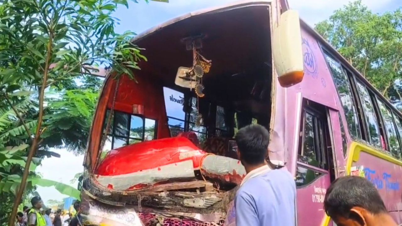 ফরিদপুরে দুই বাসের মুখোমুখি সংঘর্ষে আহত ২০