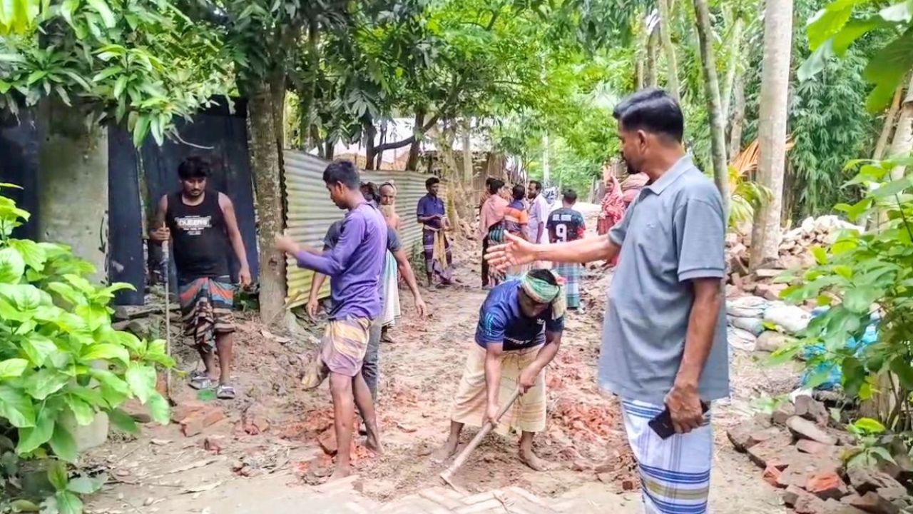 কালকিনিতে সরকারি বরাদ্দের অপেক্ষা না করে নিজের টাকায় রাস্তা সংস্কার