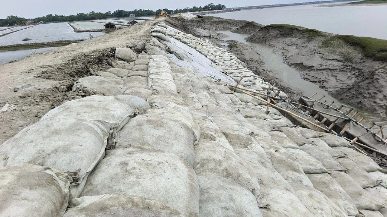 খুলনায় সংস্কারের মধ্যেই বেড়িবাঁধে ধস