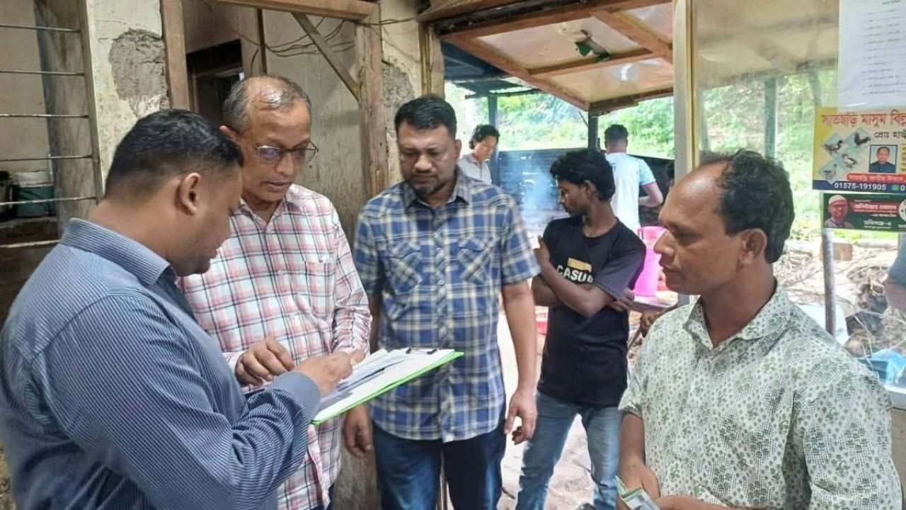 সাতছড়িতে বনের কাঠ দিয়ে রান্না, হোটেলমালিককে জরিমানা