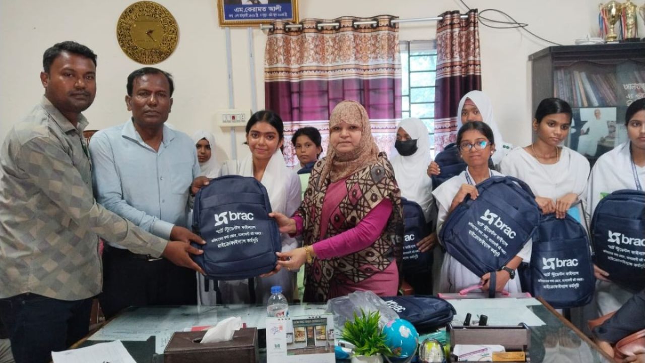 দুমকিতে মেধাবী শিক্ষার্থীদের শিক্ষা উপকরণ দিল ব্র্যাক