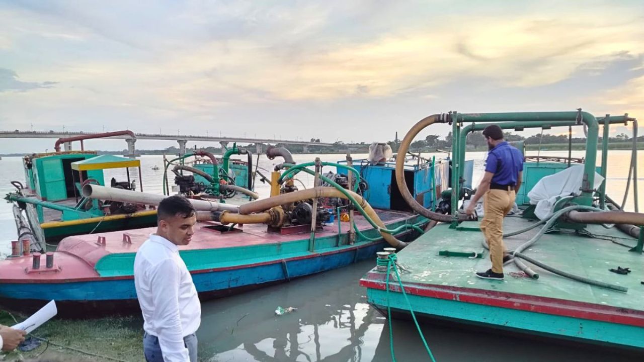 কালকিনিতে ৪ ঘণ্টার অভিযানে ৫ ড্রেজার জব্দ