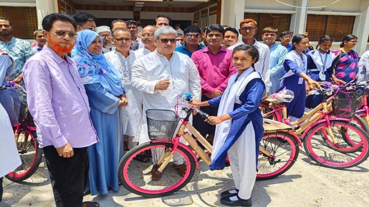 সাইকেল পেয়ে বদলে গেল খুদে শিক্ষার্থীদের জীবন