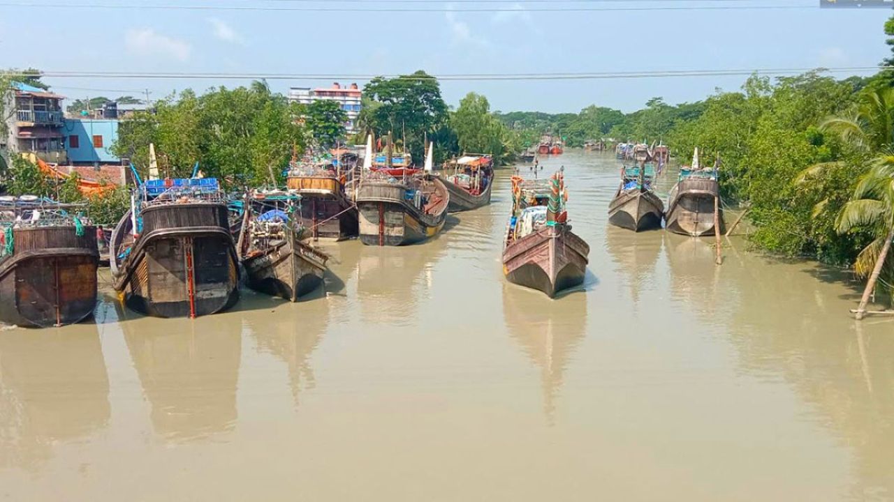 সাগর উত্তাল: উপকূলে ফিরল শত শত ট্রলার