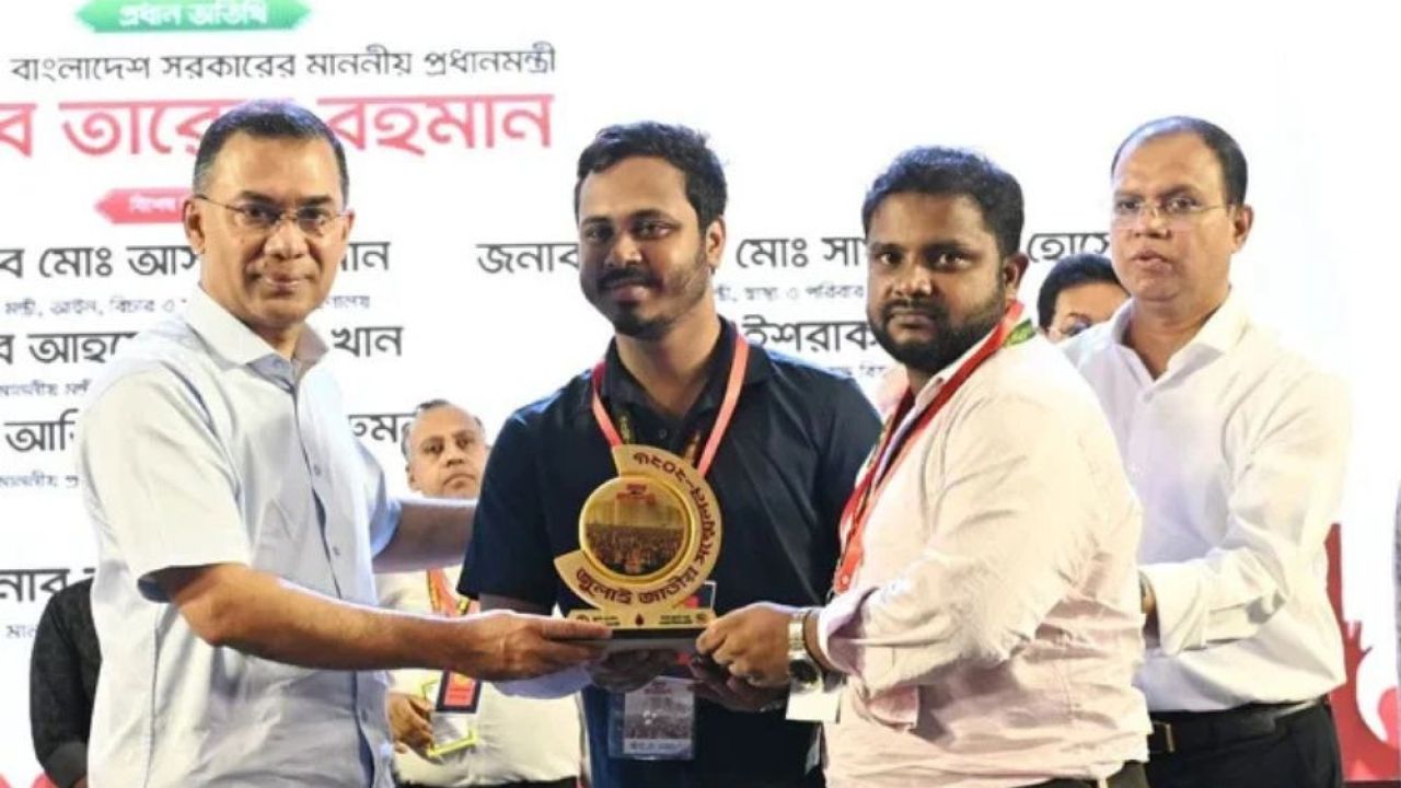 জুলাই স্মৃতি স্মারক তুলে দিলেন প্রধানমন্ত্রী