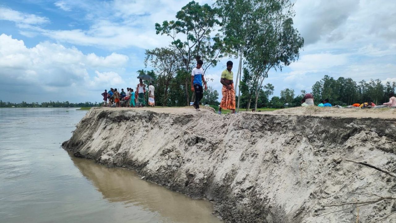 কয়েক মাসেই বিলীন তিস্তার নতুন বাঁধ