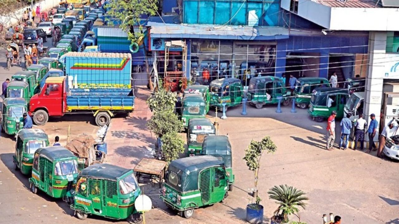 গভীর ‘সংকটে’ সিএনজি খাত, কমিশন বাড়াতে আবেদন