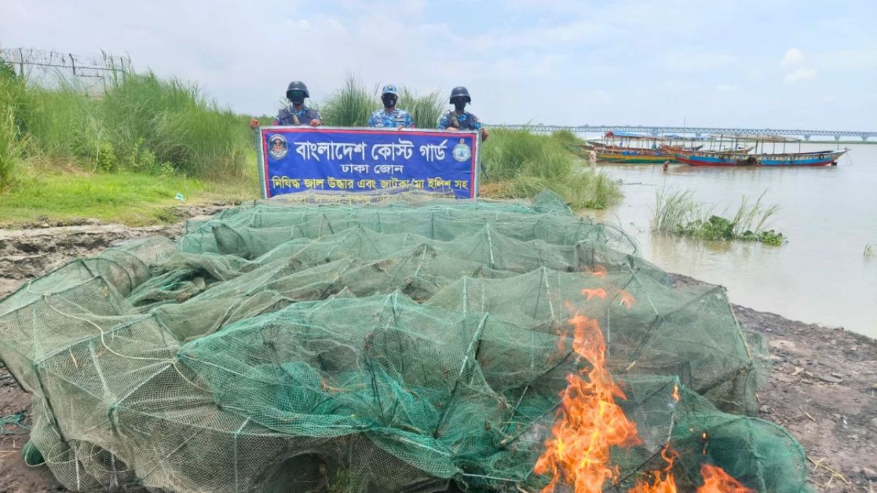 পদ্মায় মাছ রক্ষায় নৌপুলিশের ঝটিকা অভিযান