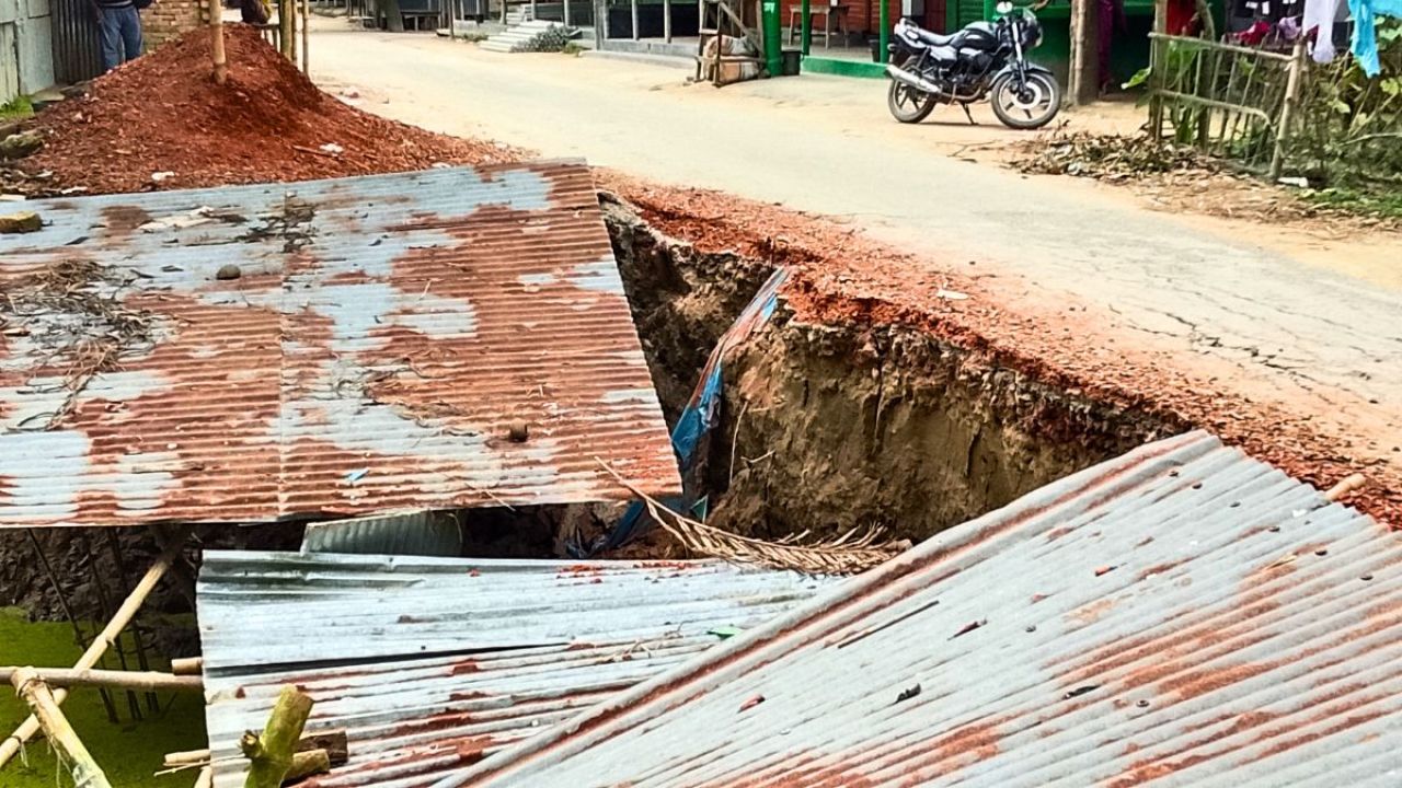 পলাশবাড়ীতে ঘর বানাতে মাটি খনন, ধসে পড়ল পাকা রাস্তা