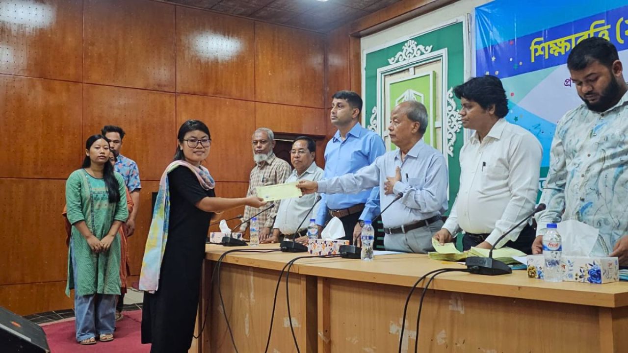 শিক্ষার্থীদের পাশে বান্দরবান পার্বত্য জেলা পরিষদ 