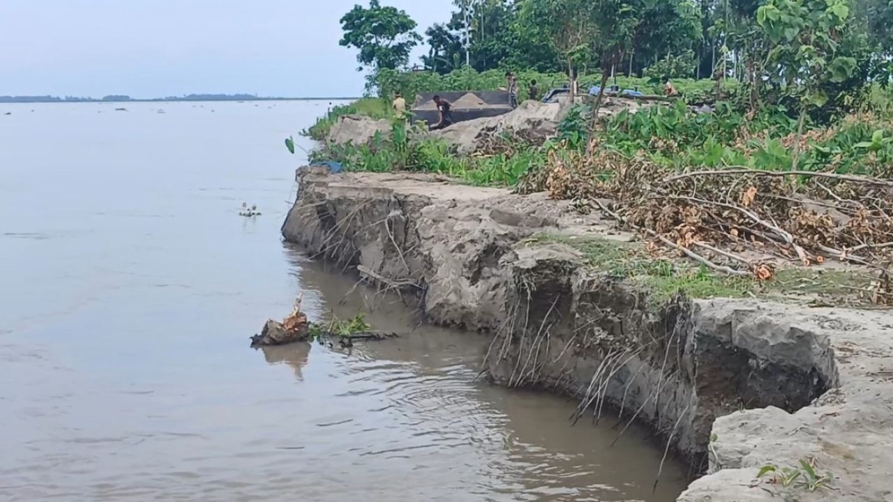 ভাঙছে দুধকুমার, আতঙ্কে নদীপাড়ের ৮ গ্রাম