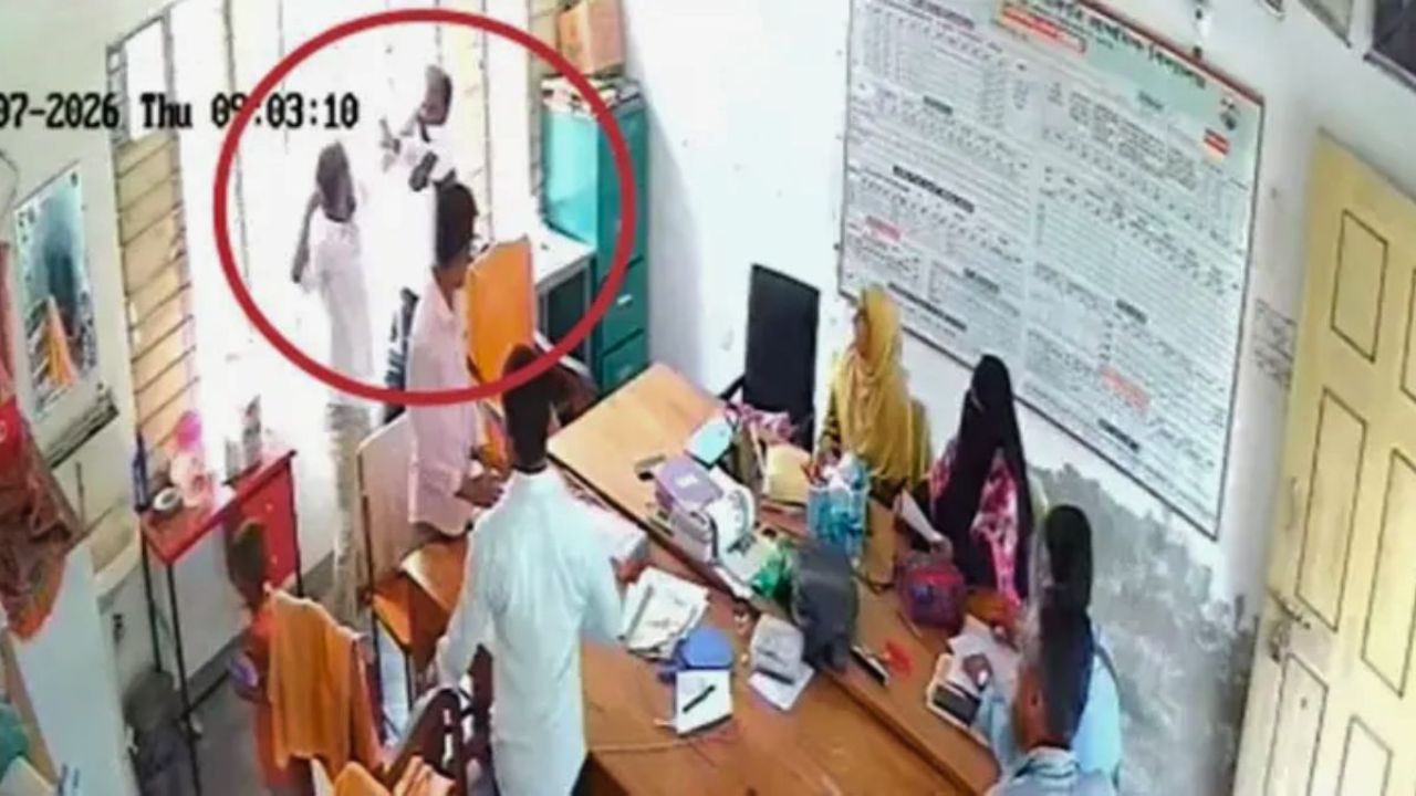 ছুটি নিয়ে দ্বন্দ্বে প্রধান শিক্ষককে পেটালেন সহকারী শিক্ষক